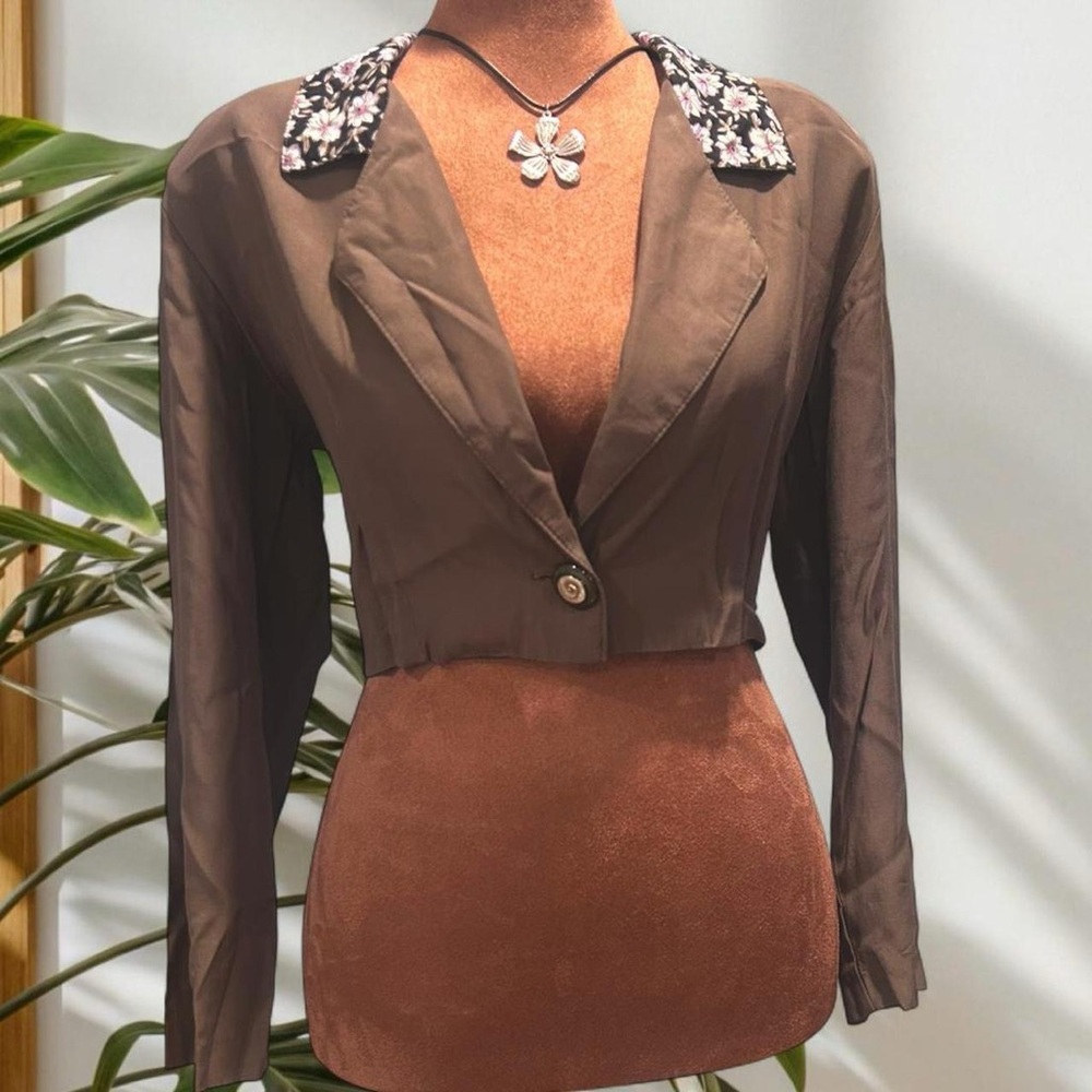 Vintage Cropped Blazer with Floral Collar and Decorative Button